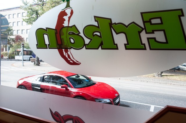 R8 - fast cars, fast food