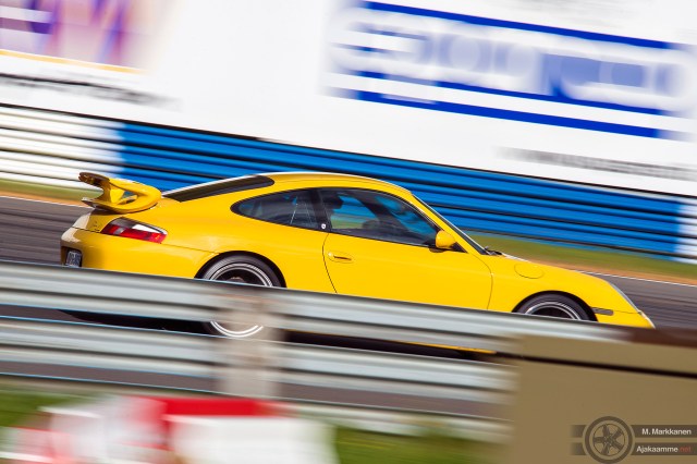 Aerokitillä varustettu 996 Carrera Ahveniston pääsuoralla heti Tornin mutkan ohitettuaan.