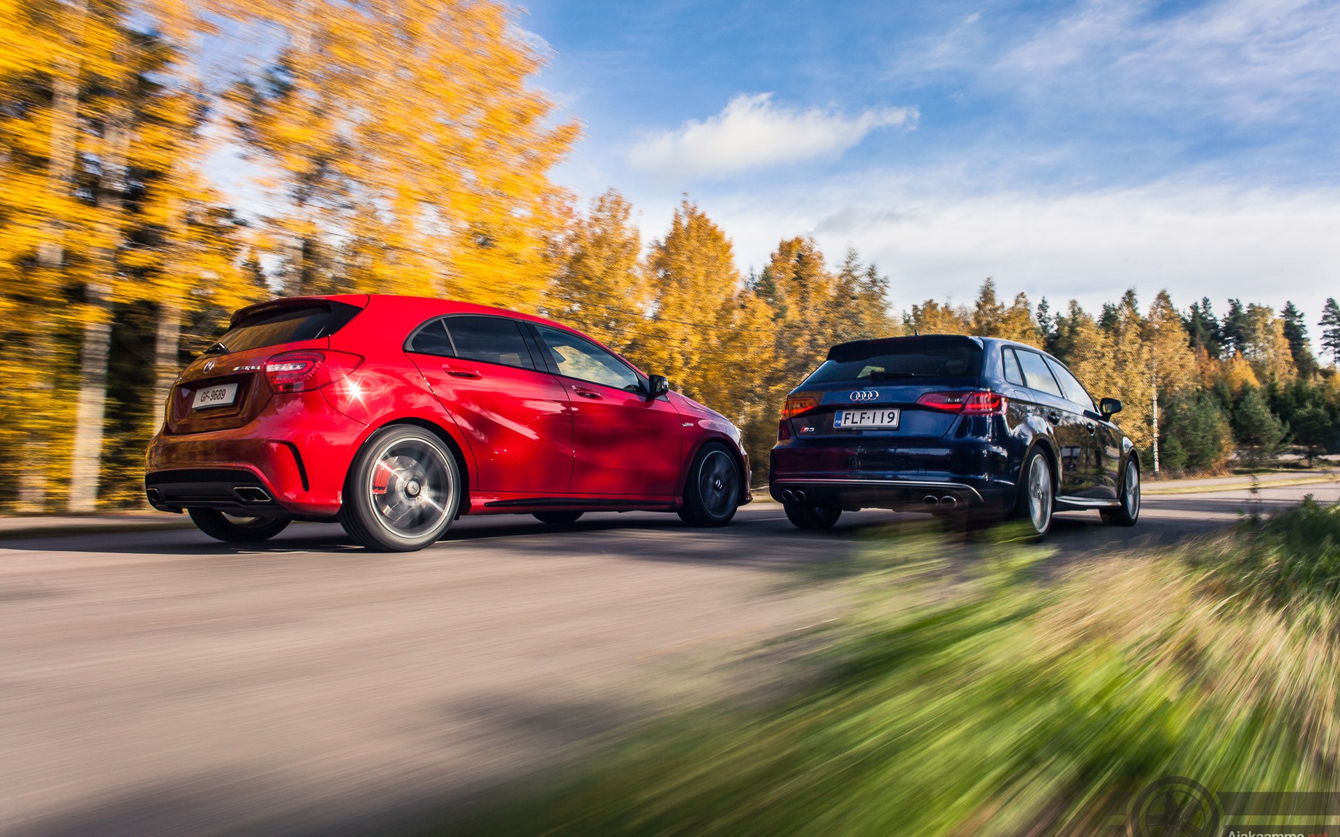 Markkanen & Ahtiainen Metal Worksin valmistaman autorigin toinen testikierros syysmaisemissa. Kuva on lavastettu, todellisuudessa A 45 AMG on S3:sta nopeampi suoralla.