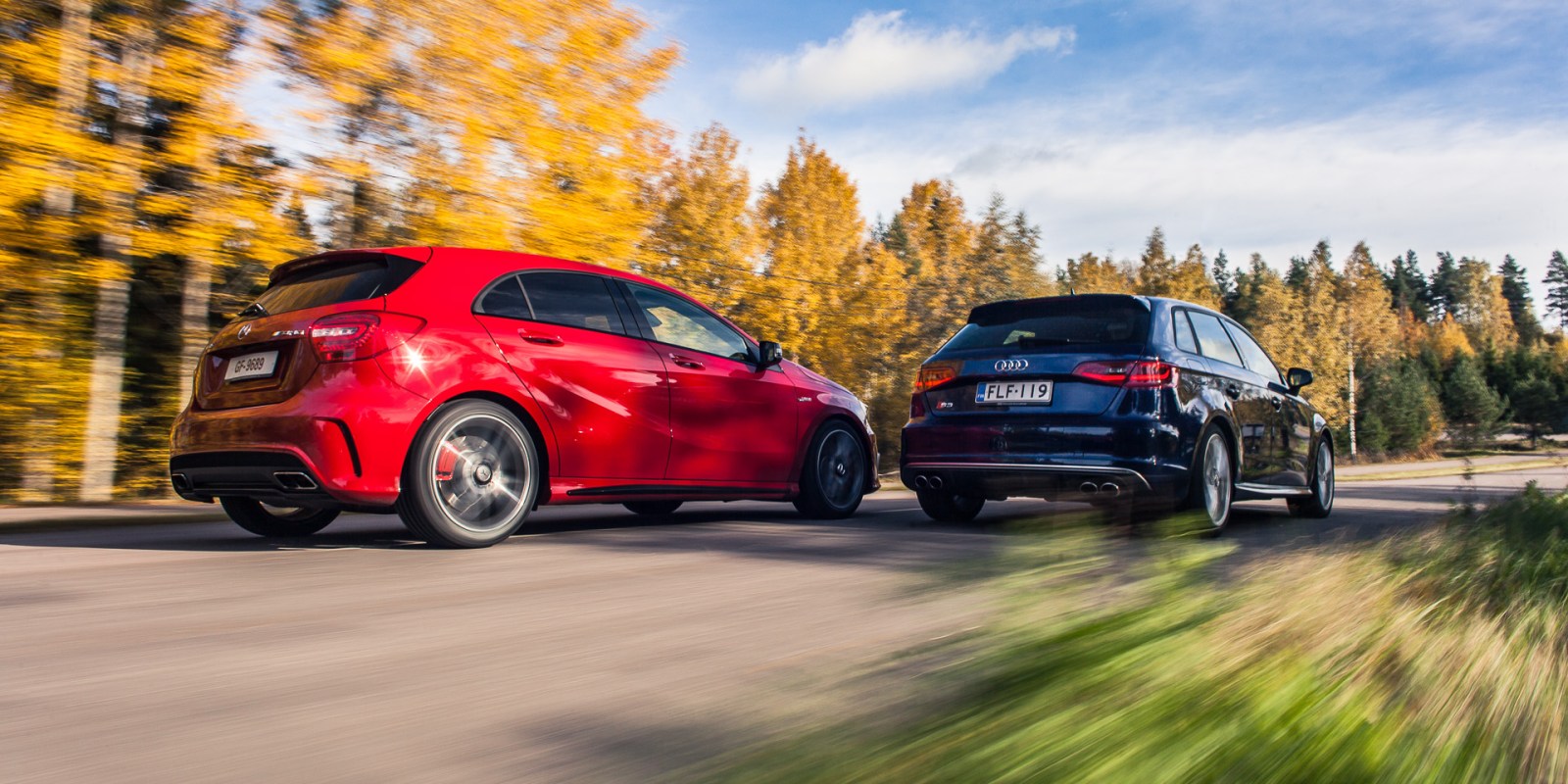 Markkanen & Ahtiainen Metal Worksin valmistaman autorigin toinen testikierros syysmaisemissa. Kuva on lavastettu, todellisuudessa A 45 AMG on S3:sta nopeampi suoralla.