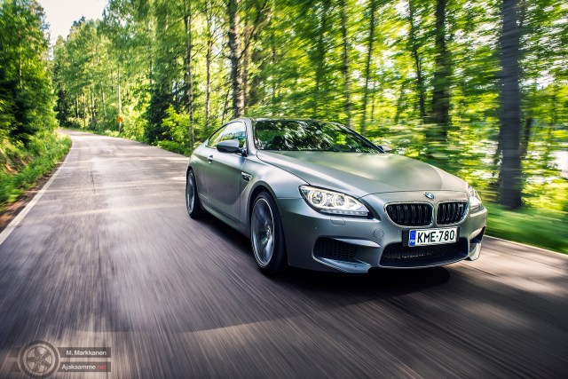 BMW:n uusi muskelihirviö rauhallisessa maisema-ajossa.