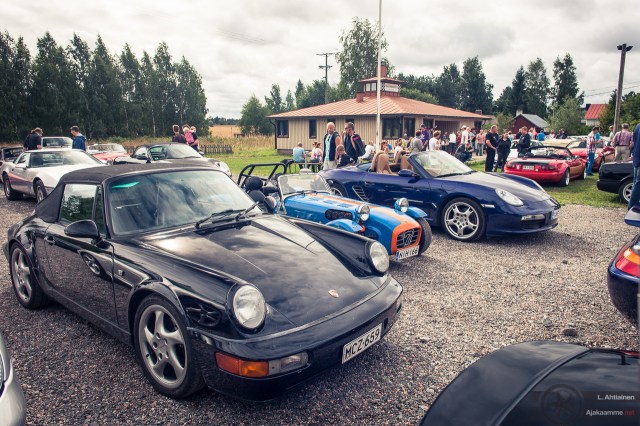 Tunnelmaa Nikkilän Moottorikahvilan pihalta