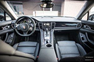 Porsche Panamera S E-Hybridin ohjaamossa on paljon 911:sta piirteitä