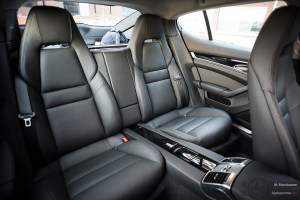 Porsche Panamera S E-Hybridin takatilat sopivat neljälle hengelle kuin nakutettu