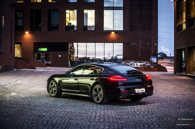 Musta Porsche Panamera S E-Hybrid on parhaimmillaan iltavalaistuksessa