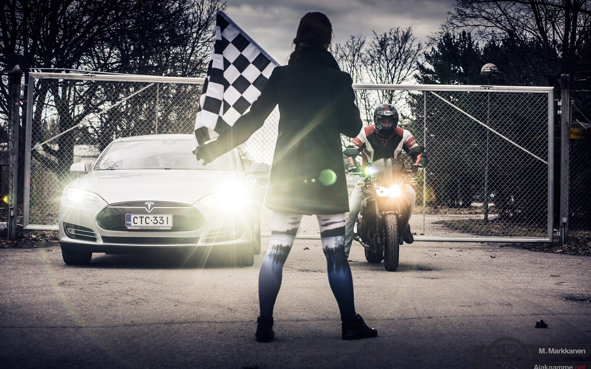 Tesla P85D vastaan Kawasaki Z750