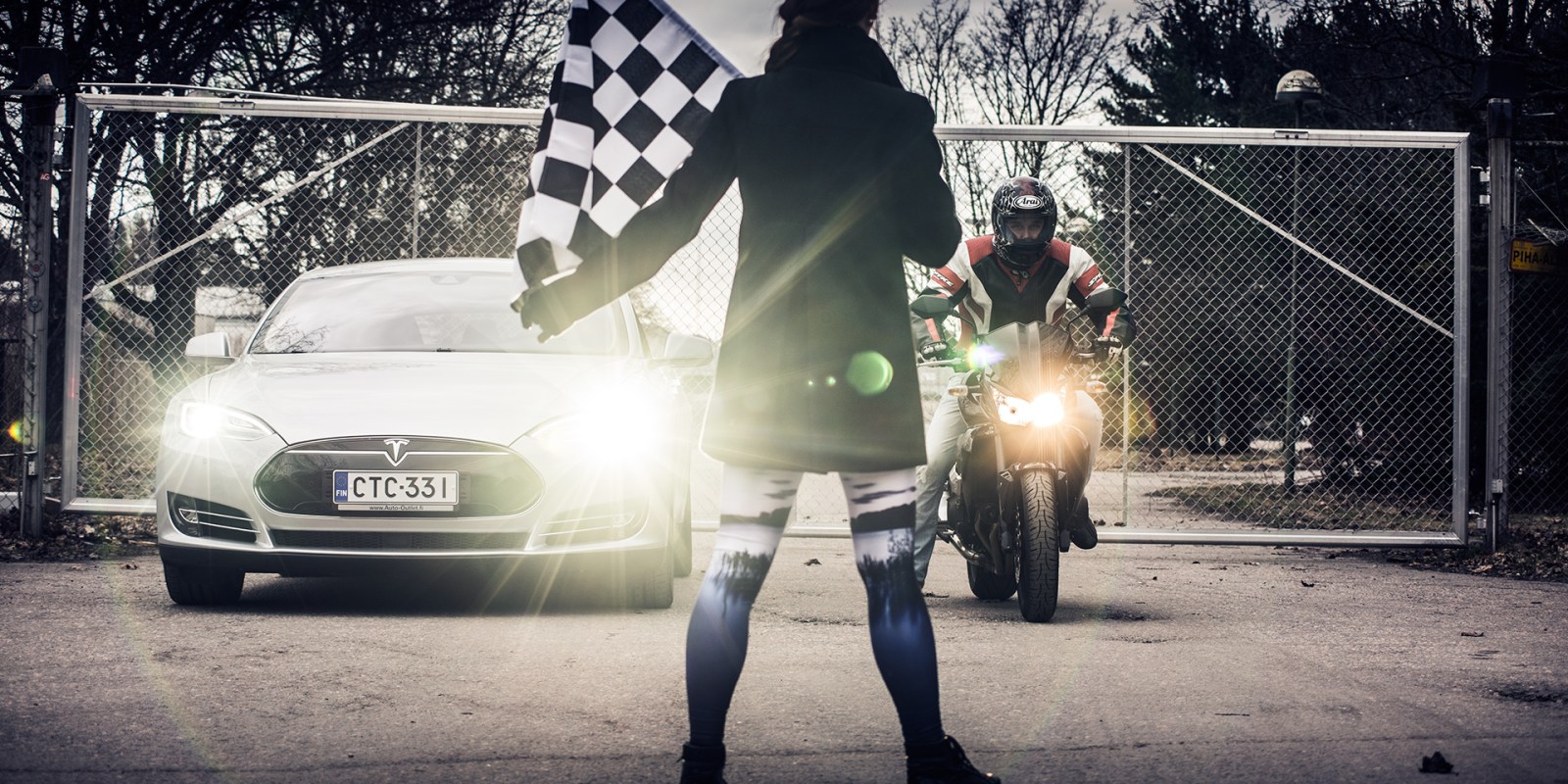 Tesla P85D vastaan Kawasaki Z750