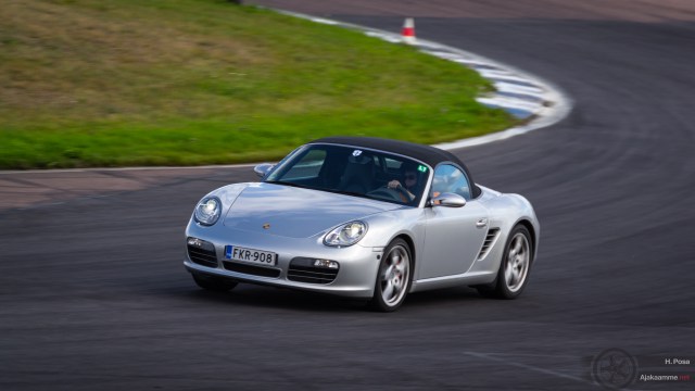 Katuautoja  ja kilpureita radalla ja parkissa: Porsche Club Festival