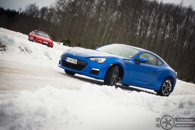Porsche 924 ja Subaru BRZ jääradalla