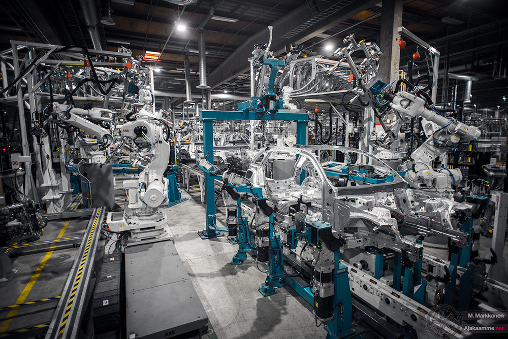 Uudenkaupungin autotehdas: hitsaamon tuotantolinjalla syntyy uusi Mercedes-Benz GLC.